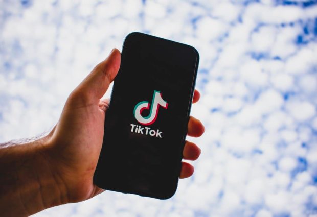 TikTok על מסך סמארטפון האפליקציה שמשנה את צריכת התוכן